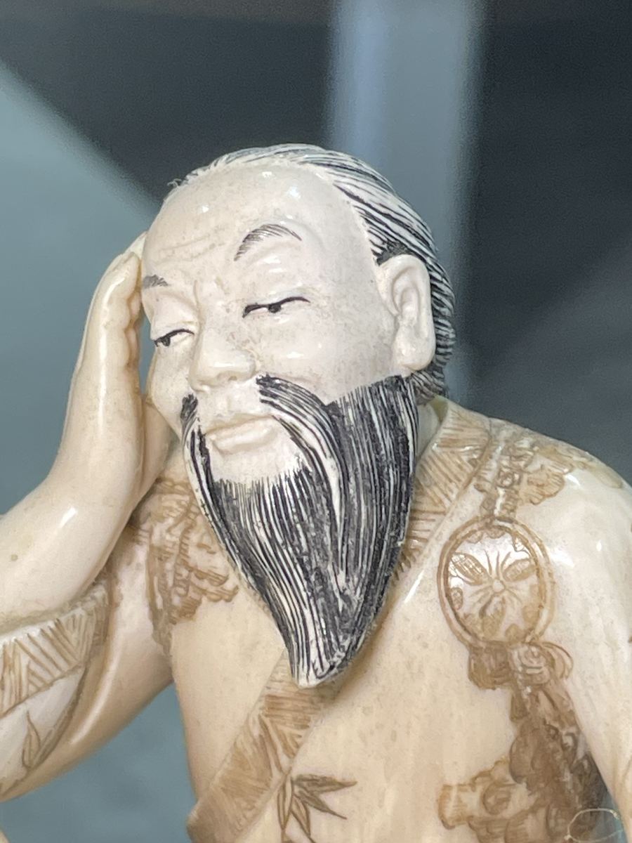Chinese Carving in its display case: Style and Clothing
